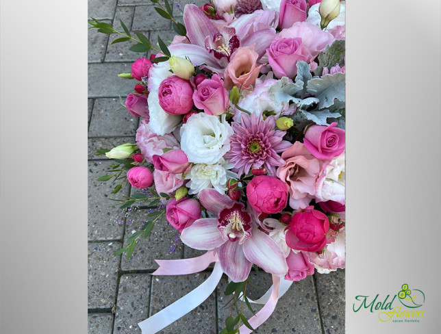Cutie gri cu trandafiri roz, eustoma și crizantemă foto